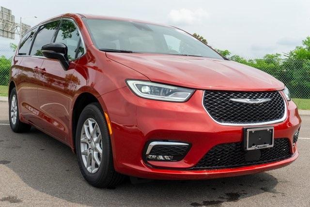 new 2025 Chrysler Pacifica car, priced at $43,642