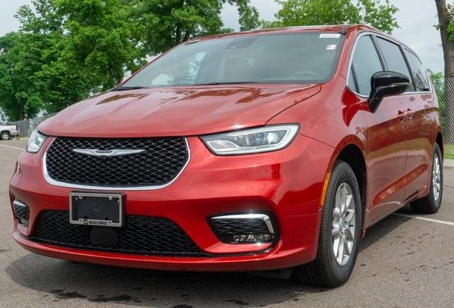 new 2025 Chrysler Pacifica car, priced at $43,642