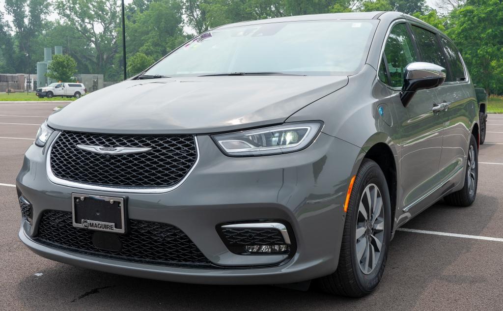 new 2023 Chrysler Pacifica Hybrid car, priced at $40,499