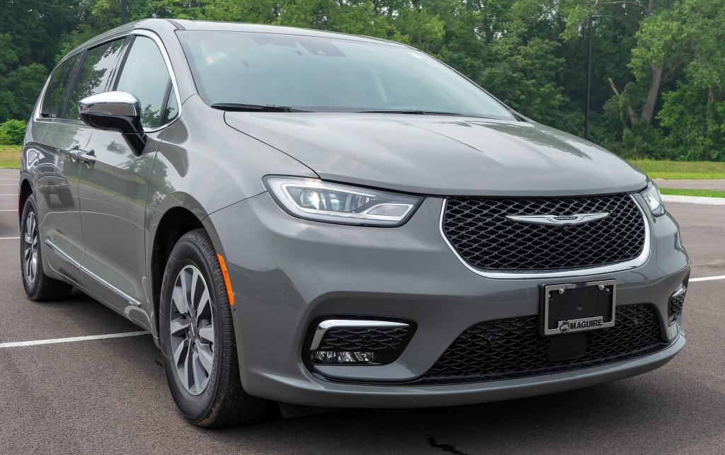 new 2023 Chrysler Pacifica Hybrid car, priced at $40,499