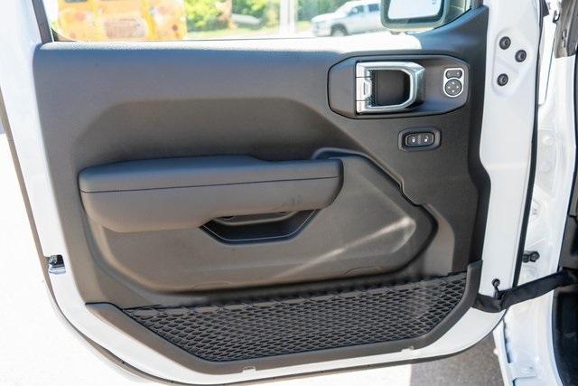 new 2025 Jeep Wrangler car, priced at $47,195
