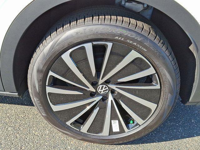 new 2025 Volkswagen ID.4 car, priced at $44,579