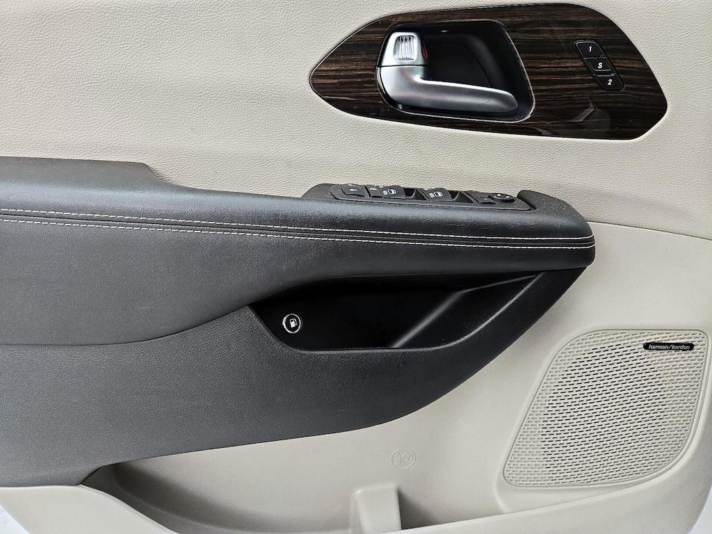 used 2022 Chrysler Pacifica Hybrid car, priced at $33,998