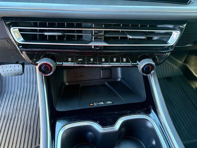 used 2024 Chevrolet Traverse car, priced at $32,988