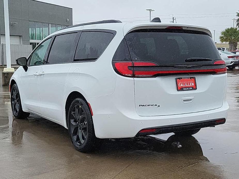 new 2024 Chrysler Pacifica car, priced at $41,812