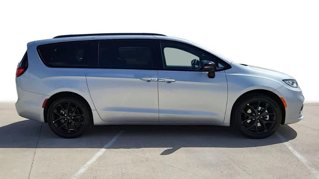 new 2024 Chrysler Pacifica car, priced at $40,747