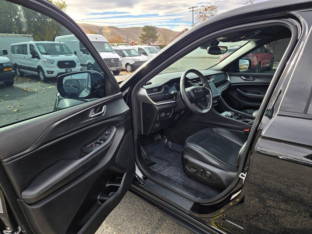 used 2024 Jeep Grand Cherokee car, priced at $38,895