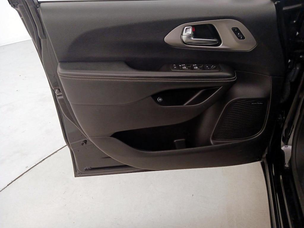 used 2021 Chrysler Pacifica Hybrid car, priced at $28,998