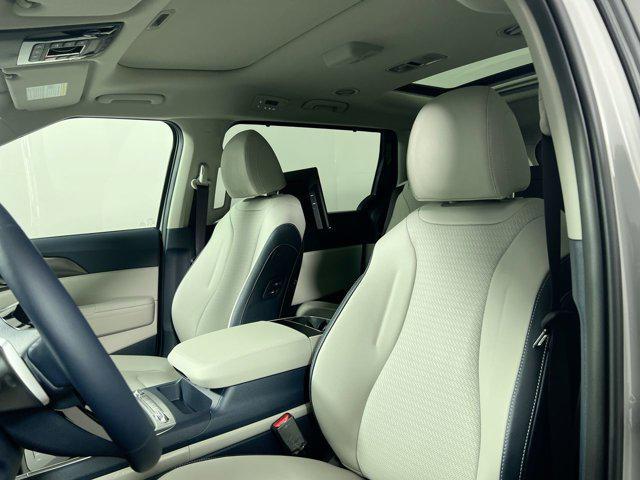 new 2025 Kia Carnival Hybrid car, priced at $52,700