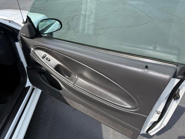 used 2001 Ford Mustang car