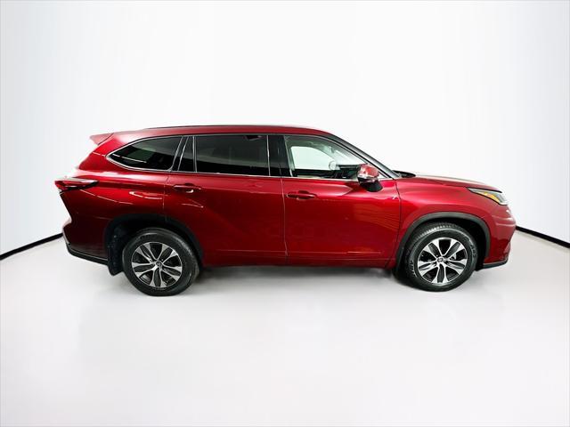 used 2021 Toyota Highlander car, priced at $37,081