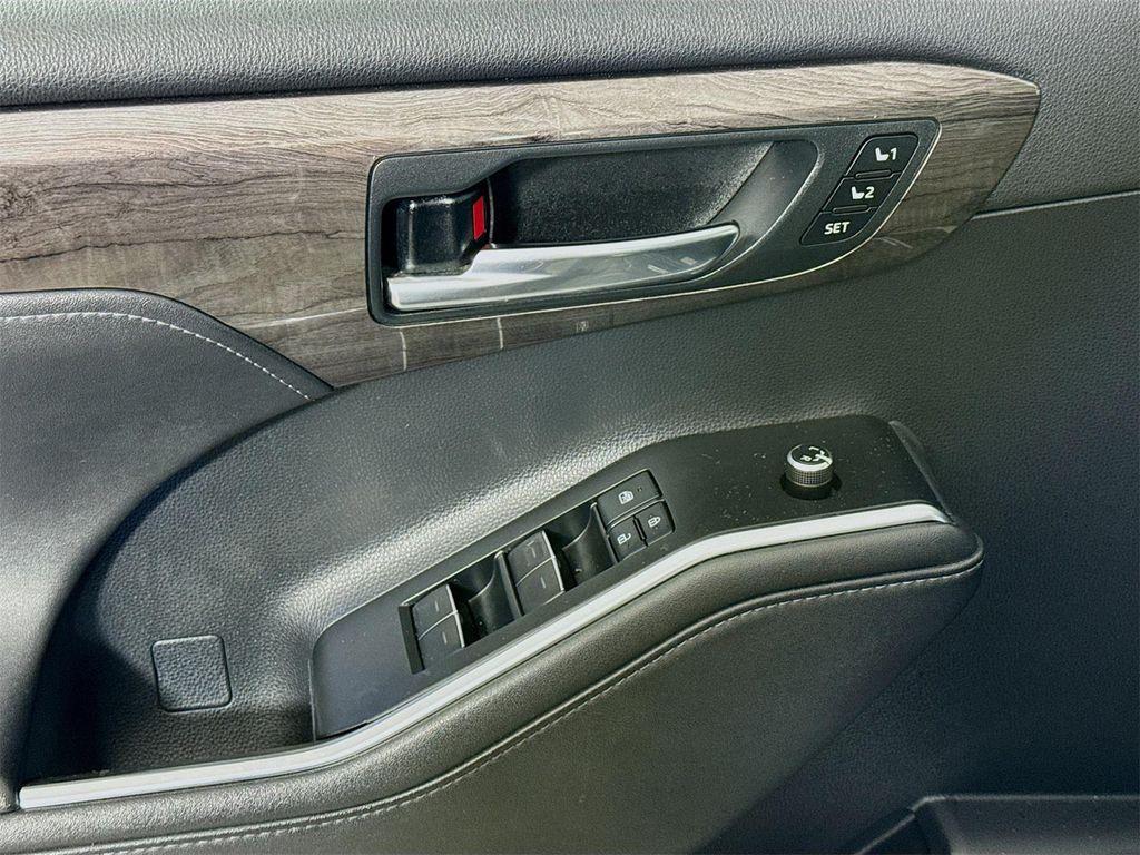 used 2020 Toyota Highlander car, priced at $25,590