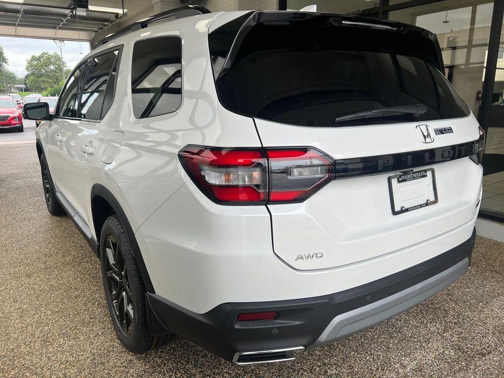 new 2025 Honda Pilot car, priced at $53,405
