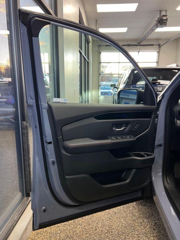 new 2025 Honda Pilot car, priced at $51,350