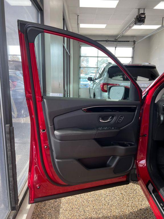 new 2025 Honda Pilot car, priced at $48,280