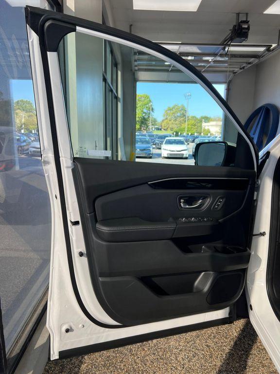 new 2025 Honda Pilot car, priced at $47,550