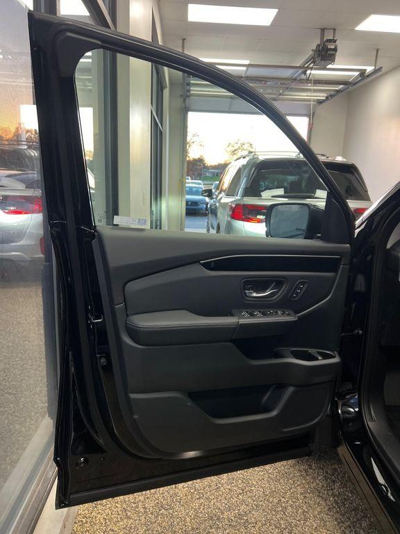 new 2025 Honda Pilot car, priced at $51,095