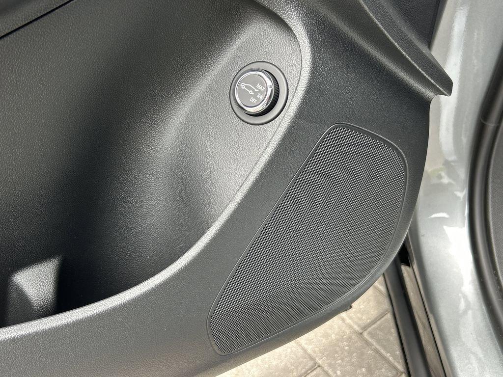 new 2025 Buick Envista car, priced at $27,070