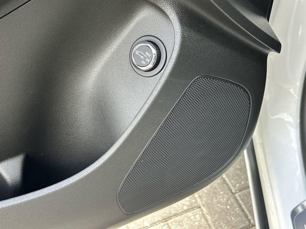 new 2025 Buick Envista car, priced at $29,185