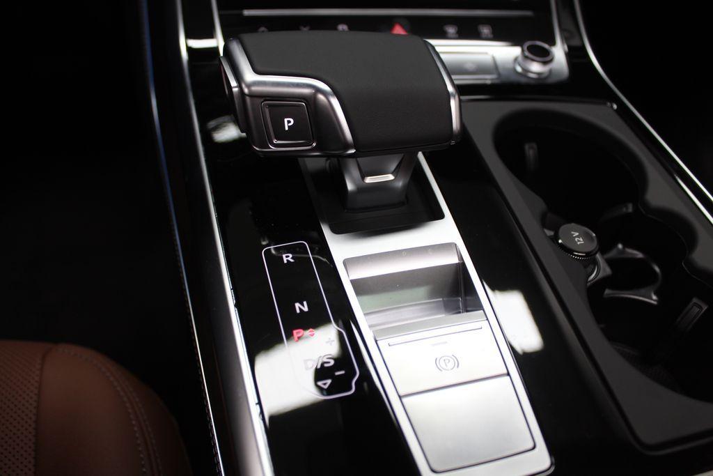 new 2025 Audi Q7 car, priced at $77,960