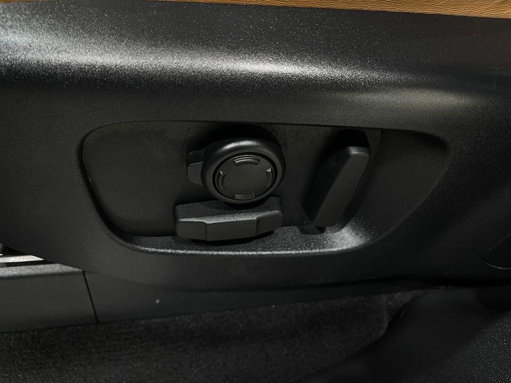used 2017 Land Rover Discovery car, priced at $18,315