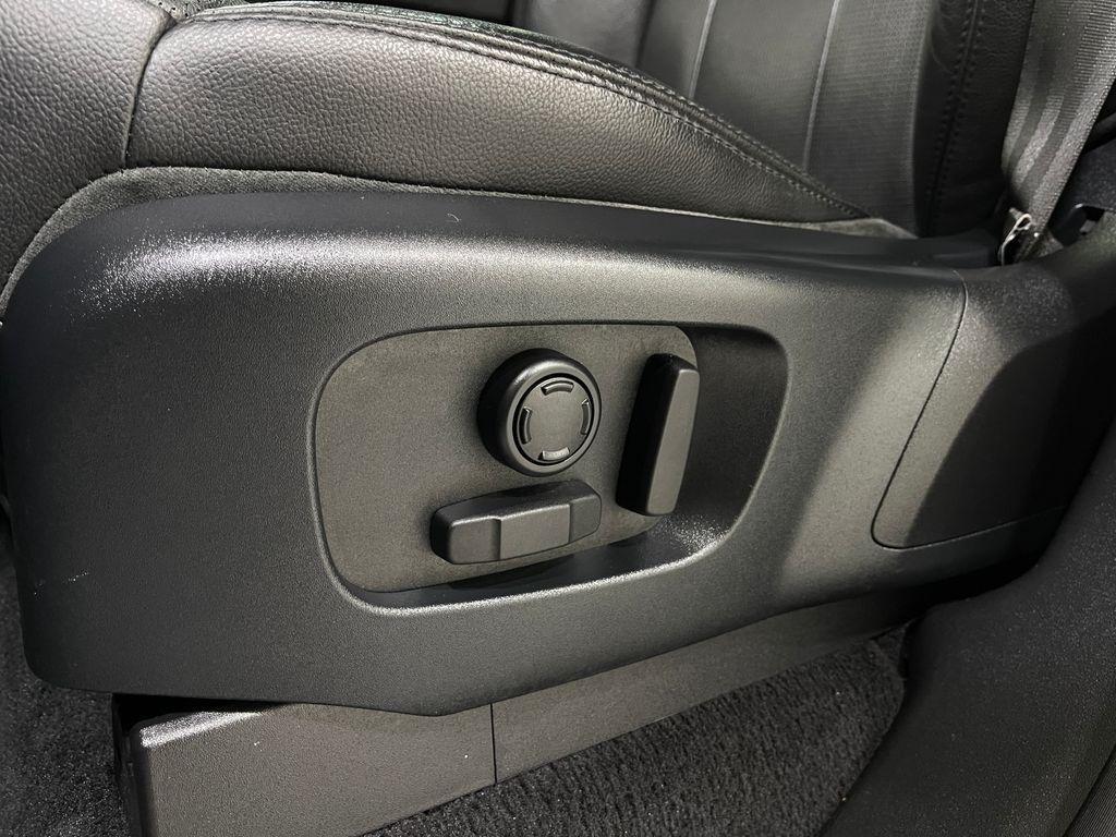used 2018 Land Rover Discovery car, priced at $17,867