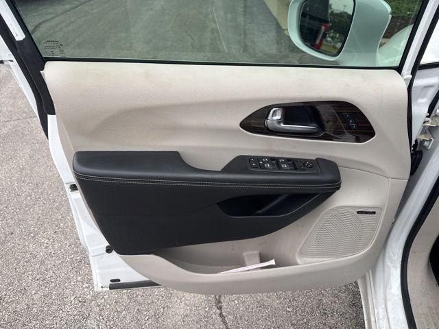used 2022 Chrysler Pacifica car, priced at $34,000