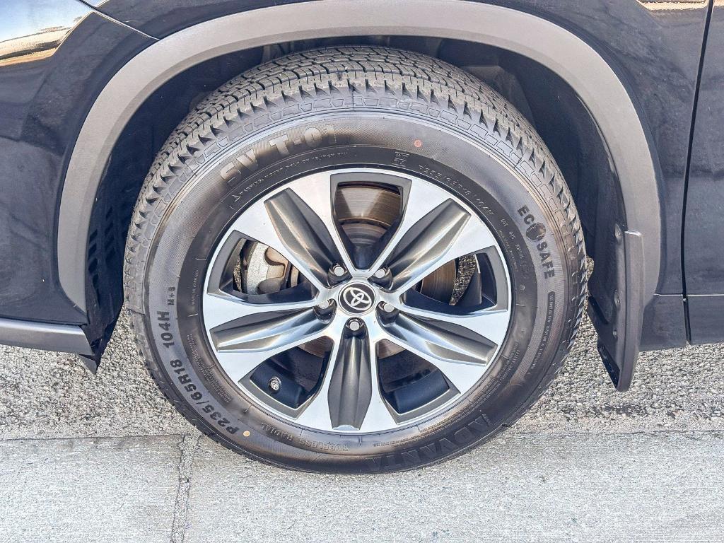 used 2022 Toyota Highlander car, priced at $35,300