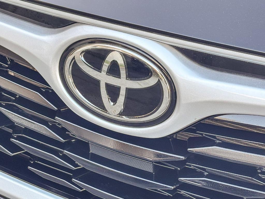 used 2022 Toyota Highlander car, priced at $35,300