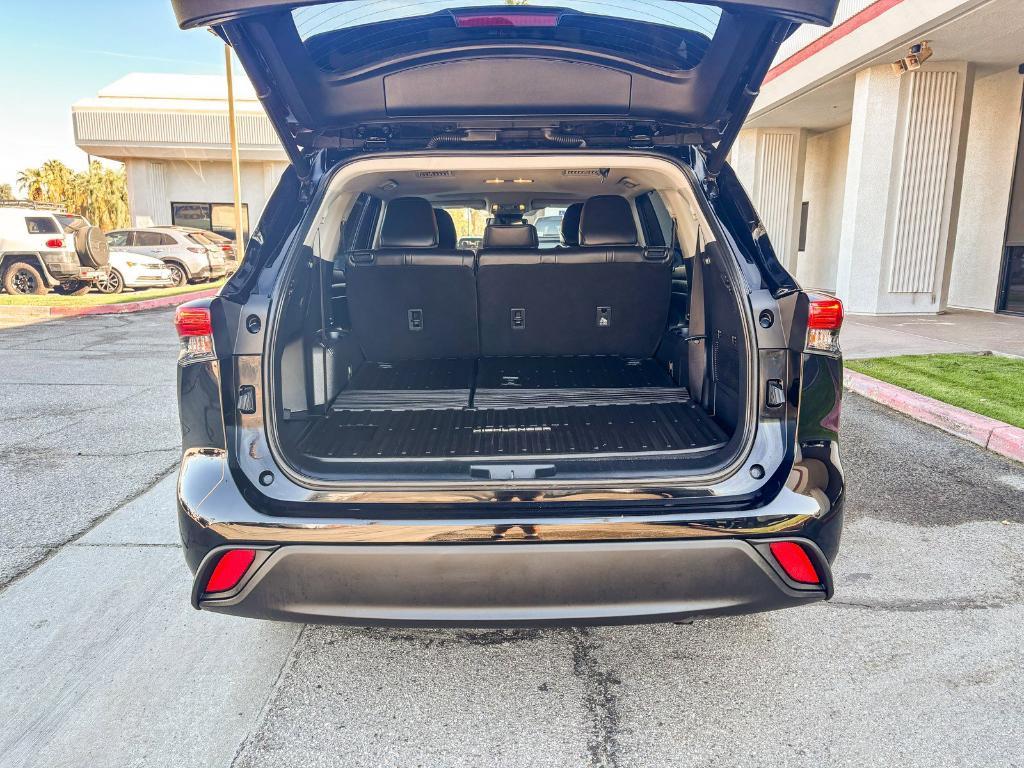 used 2022 Toyota Highlander car, priced at $35,300