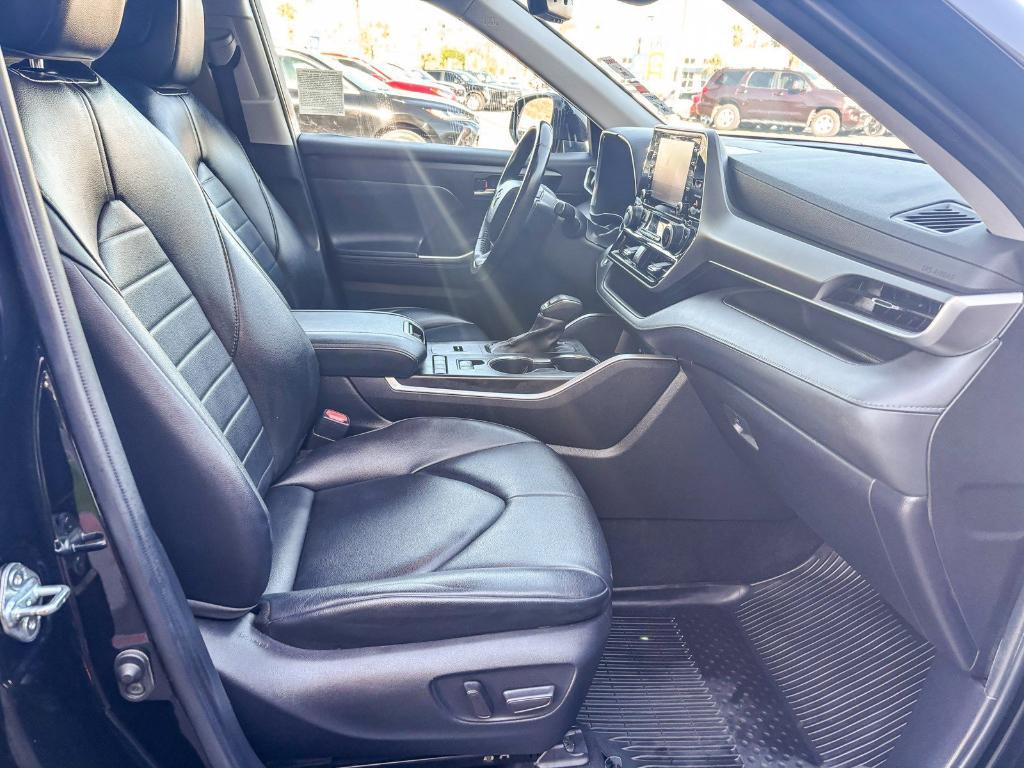used 2022 Toyota Highlander car, priced at $35,300