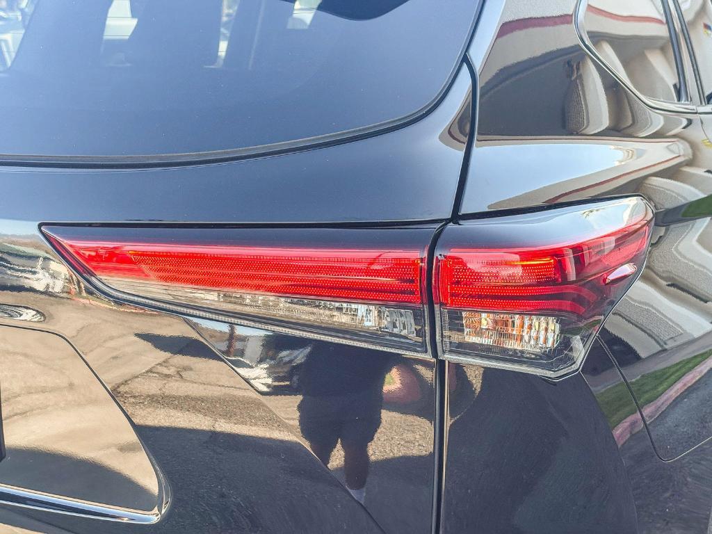 used 2022 Toyota Highlander car, priced at $35,300