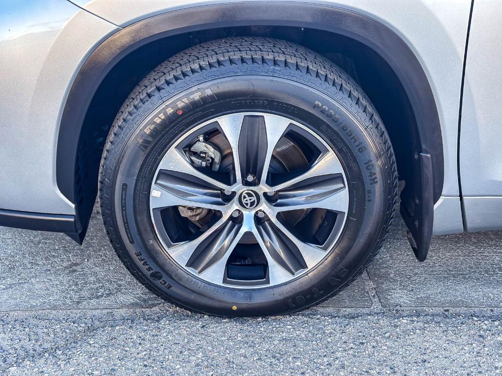 used 2024 Toyota Highlander car, priced at $35,900