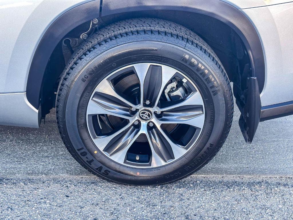 used 2024 Toyota Highlander car, priced at $35,900