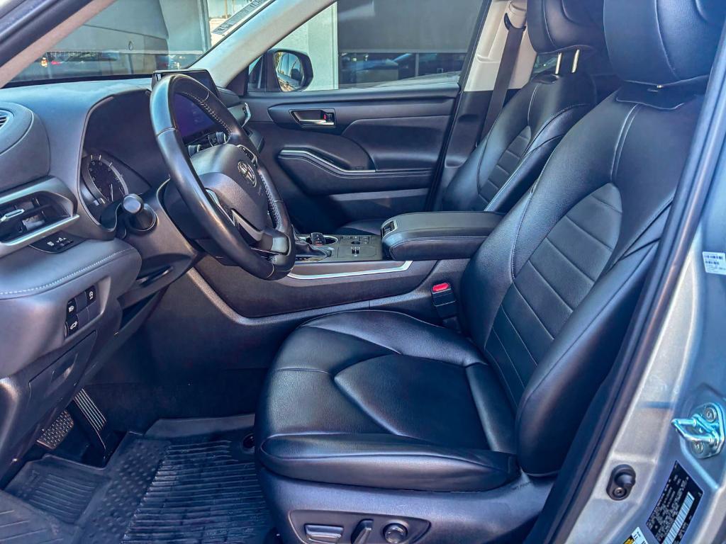 used 2024 Toyota Highlander car, priced at $35,900
