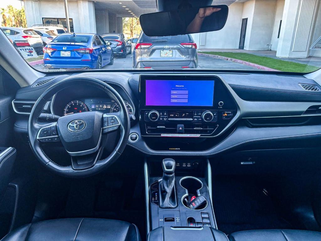 used 2024 Toyota Highlander car, priced at $35,900