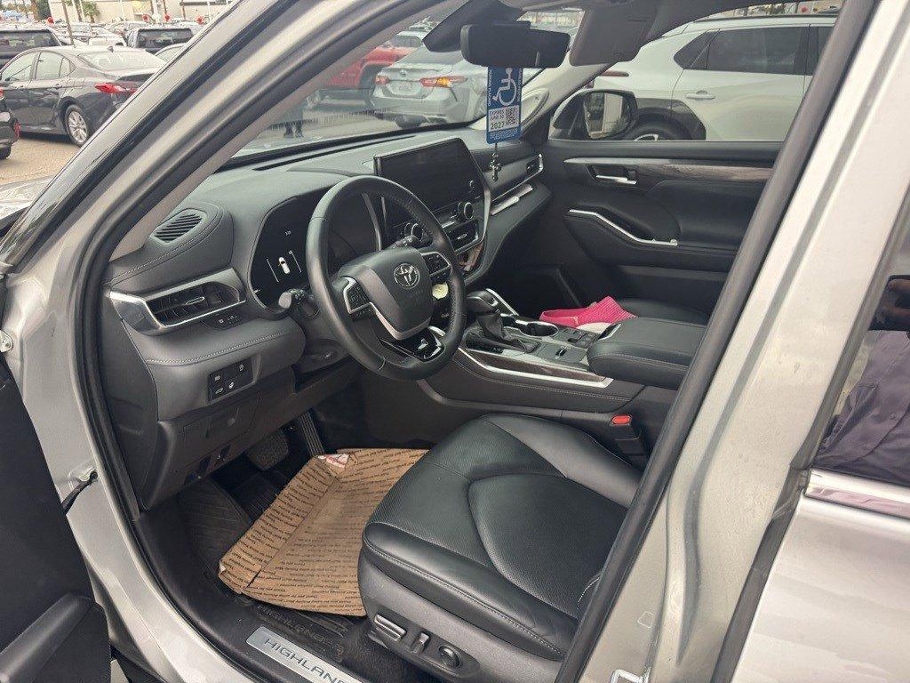 used 2023 Toyota Highlander car, priced at $35,900