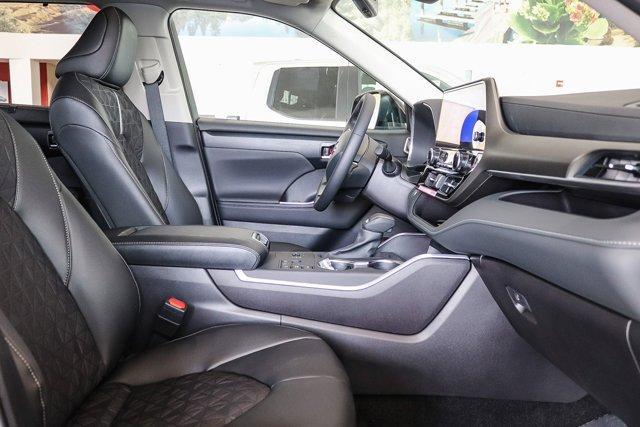 new 2025 Toyota Highlander Hybrid car, priced at $52,142