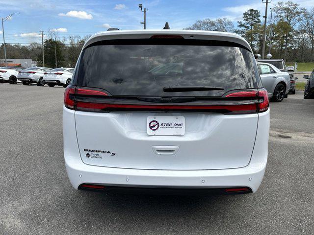 new 2024 Chrysler Pacifica car, priced at $49,176