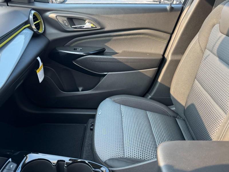 new 2025 Chevrolet Trax car, priced at $24,035