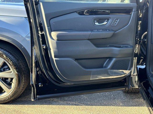 new 2025 Honda Pilot car, priced at $50,895