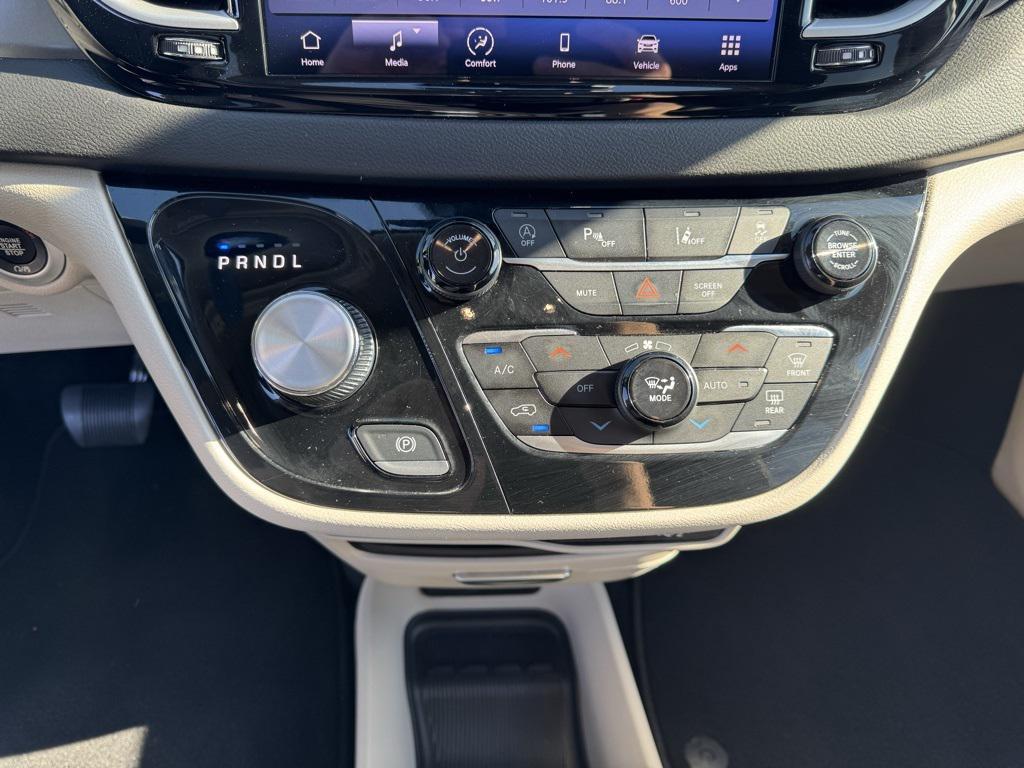 used 2024 Chrysler Pacifica car, priced at $27,153