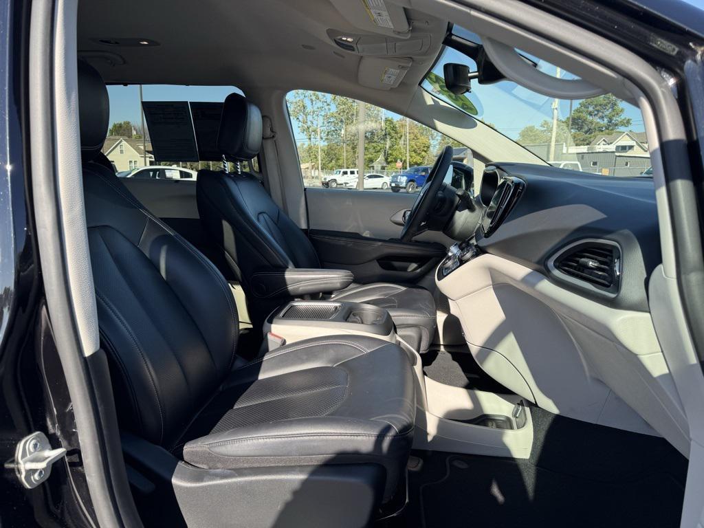 used 2024 Chrysler Pacifica car, priced at $27,153