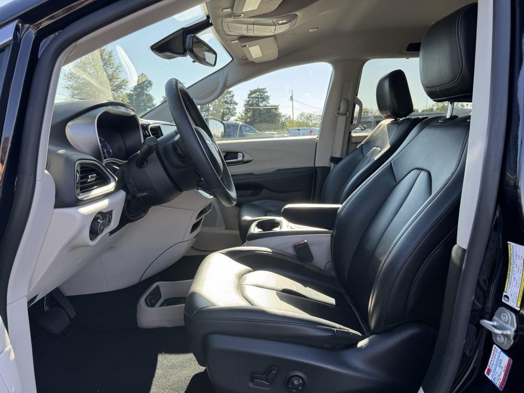 used 2024 Chrysler Pacifica car, priced at $27,153