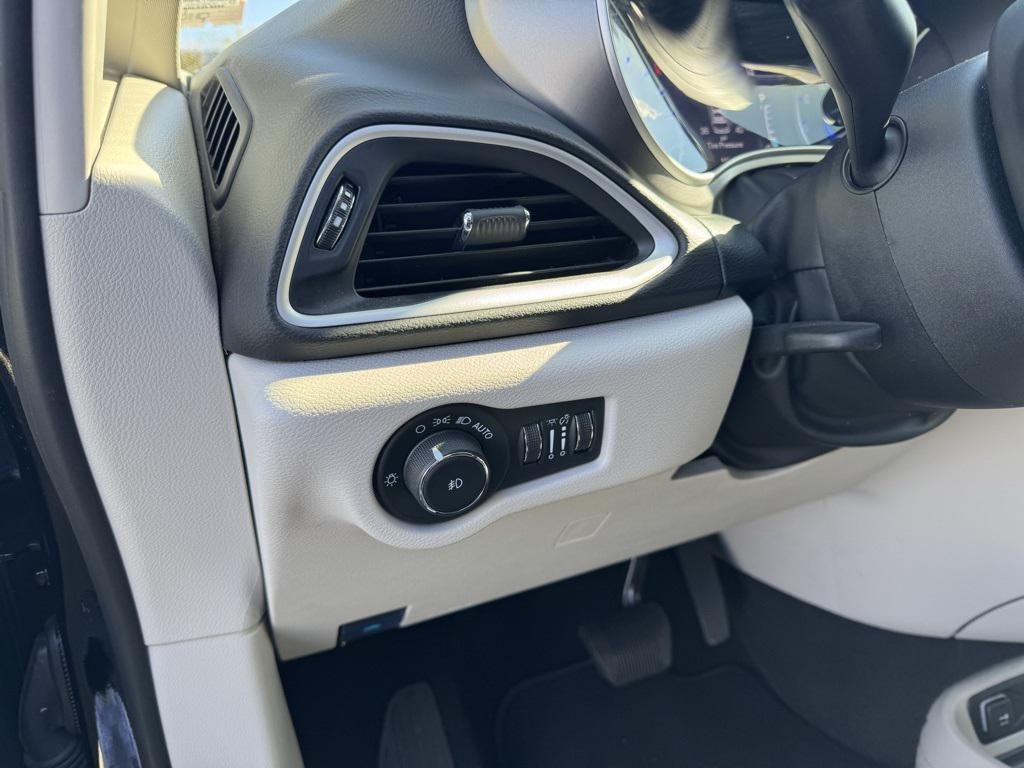 used 2024 Chrysler Pacifica car, priced at $27,153