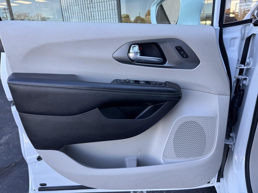 used 2022 Chrysler Pacifica car, priced at $20,958
