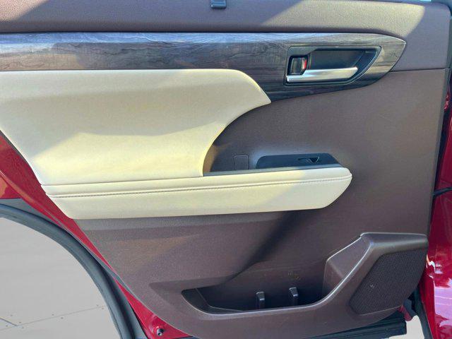 used 2020 Toyota Highlander car, priced at $33,629