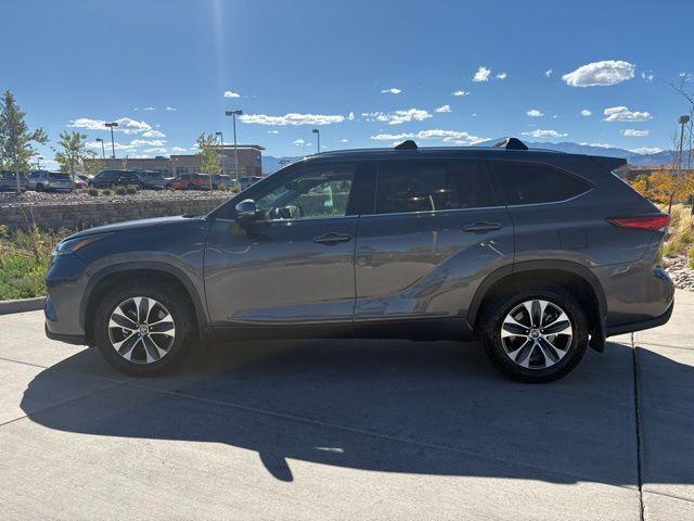 used 2022 Toyota Highlander car, priced at $33,000