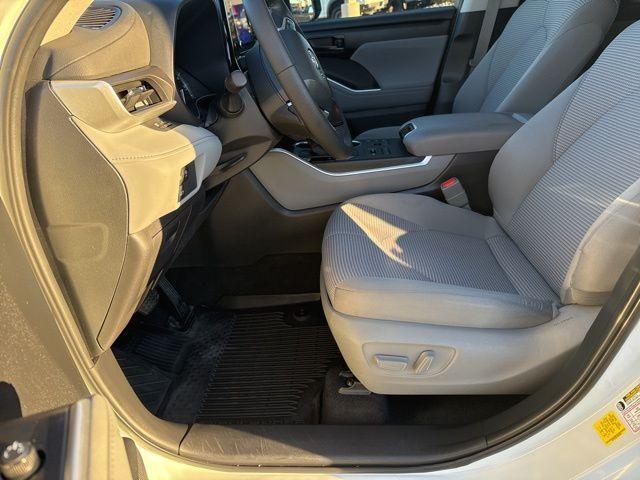 used 2023 Toyota Highlander car, priced at $33,250