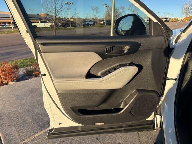 used 2023 Toyota Highlander car, priced at $33,250